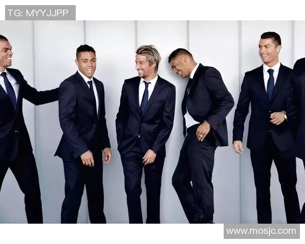 足球明星华丽西装亮相赛场展现风采与魅力引领时尚潮流