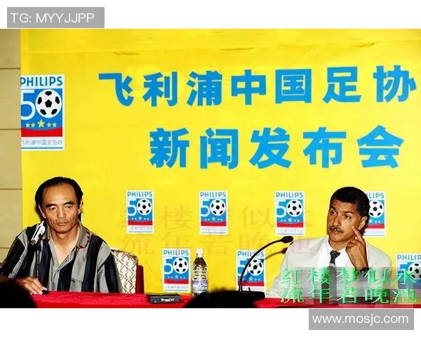 足球明星打手机事件引发热议视频曝光引发球迷热情讨论