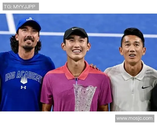 金钟国与足球明星亲密互动揭示运动员背后的真实故事与友谊